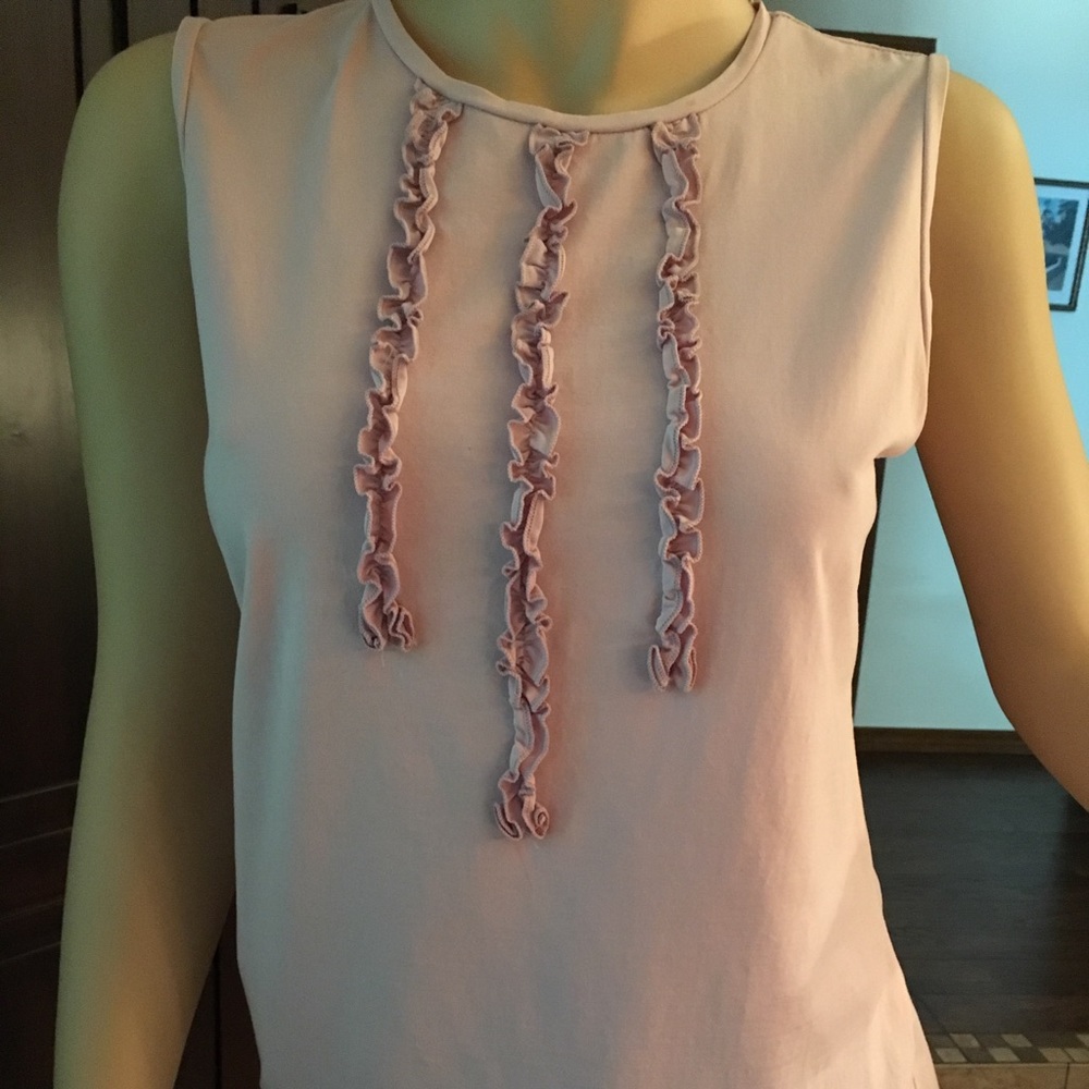The limited light pink ruffled sleeveless T-shirt